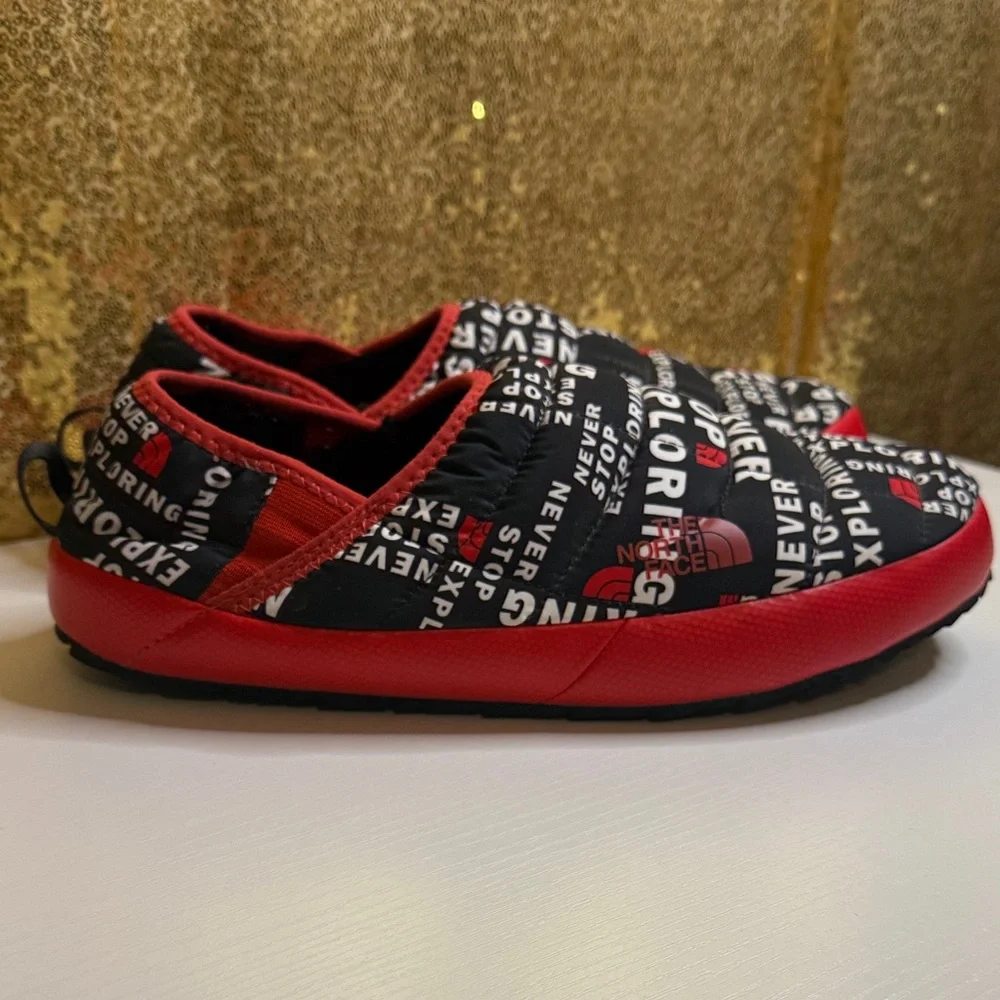 The North Face Men’s ThermoBall Traction Mule V Slip-ons black toss print